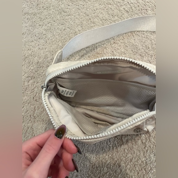 white Lululemon fanny pack worn only a couple times no tags - Picture 3 of 3